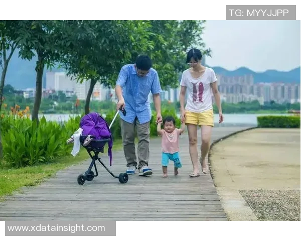 足球明星背后的平凡日常与低调生活揭秘